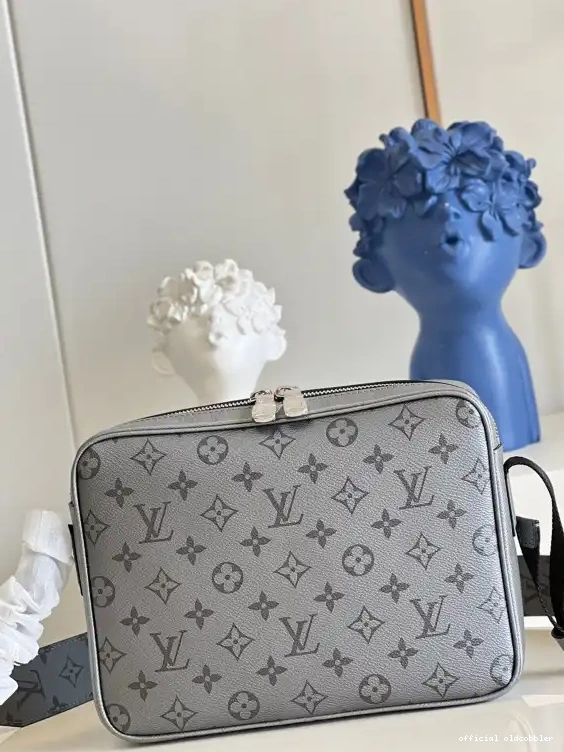 Official oldcobbler VUITTON LOUIS OUTDOOR MESSENGER 0703